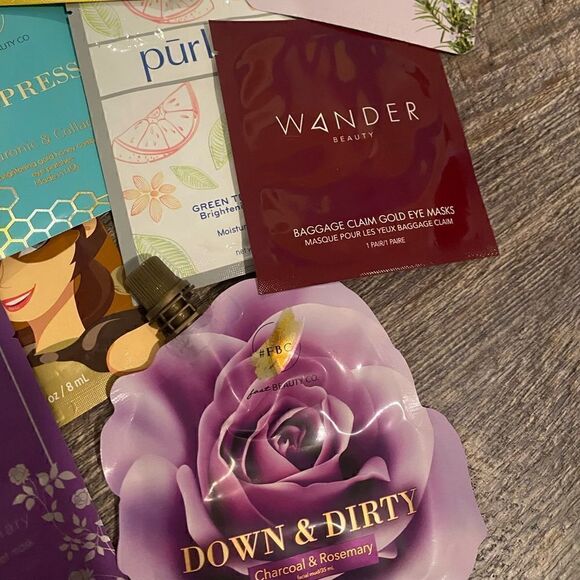 Mixed bundle of facial masks in tote and carry case - Picture 6 of 8